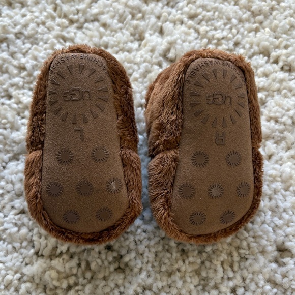 UGG Brown Baby Booties Furry Gender Neutral With Box XS 0-6 - Picture 4 of 10